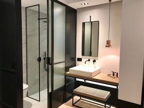 Douche, douche à « effet pluie », articles de toilette de luxe