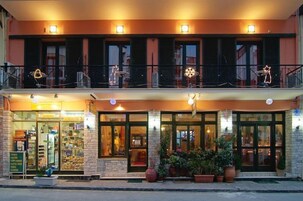 Un edificio de dos plantas con una tienda en la planta baja y balcones en el piso superior.