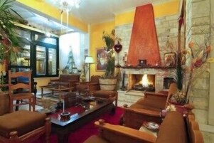 Una sala de estar acogedora con chimenea, asientos cómodos y un ventanal grande.