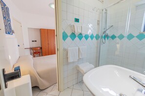 Superior Quadruple Room | Bathroom | Shower, rainfall showerhead, free toiletries, hair dryer - Hotel Paistos (Capaccio-Paestum)