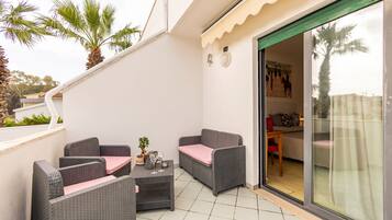 Deluxe-Vierbettzimmer | Terrasse/Patio