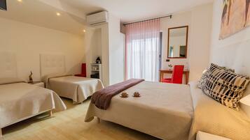 Deluxe-Vierbettzimmer | Minibar, Zimmersafe, Schreibtisch, Bügeleisen/Bügelbrett