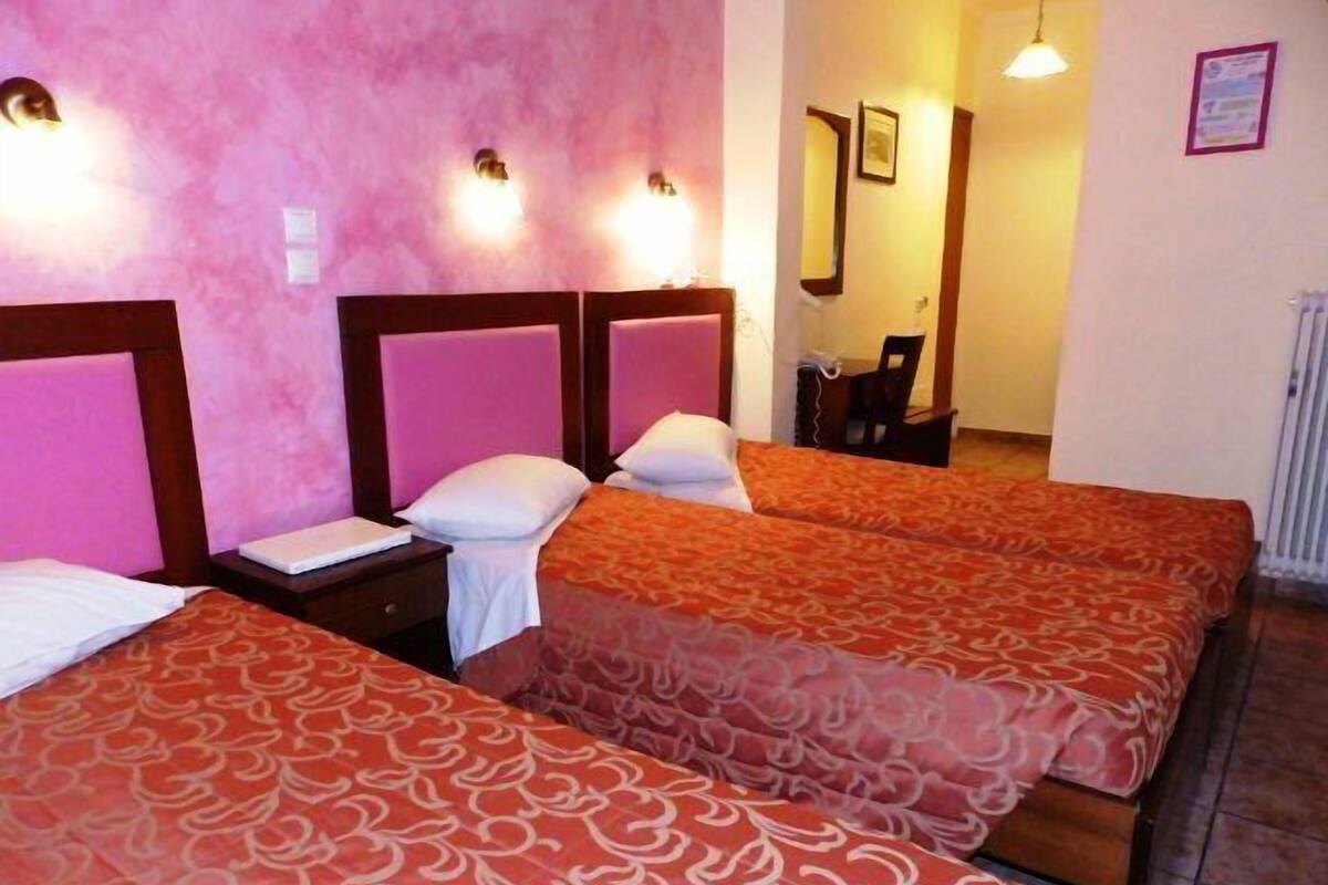 خزنة داخل الغرفة ومكتب وستائر تعتيم وتجهيزات عازلة للصوت