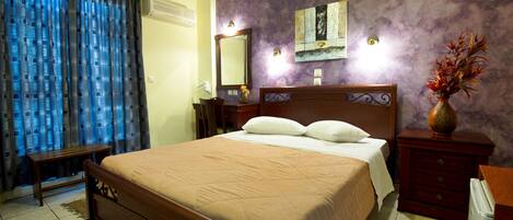 Habitació doble | Caixa forta a l'habitació, escriptori i cortines opaques