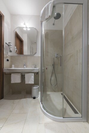 Shower, free toiletries, hair dryer, bidet - Crotto Regina (Gravedona)