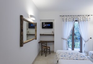 Double or Twin Room, Balcony | Minibar, in-room safe, desk, soundproofing - Crotto Regina (Gravedona)