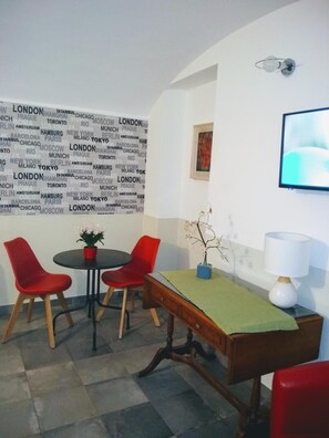 تلفزيون بشاشة مسطحة بحجم 30-بوصة يعرض قنوات تلفزيونية رقمية، تلفزيون