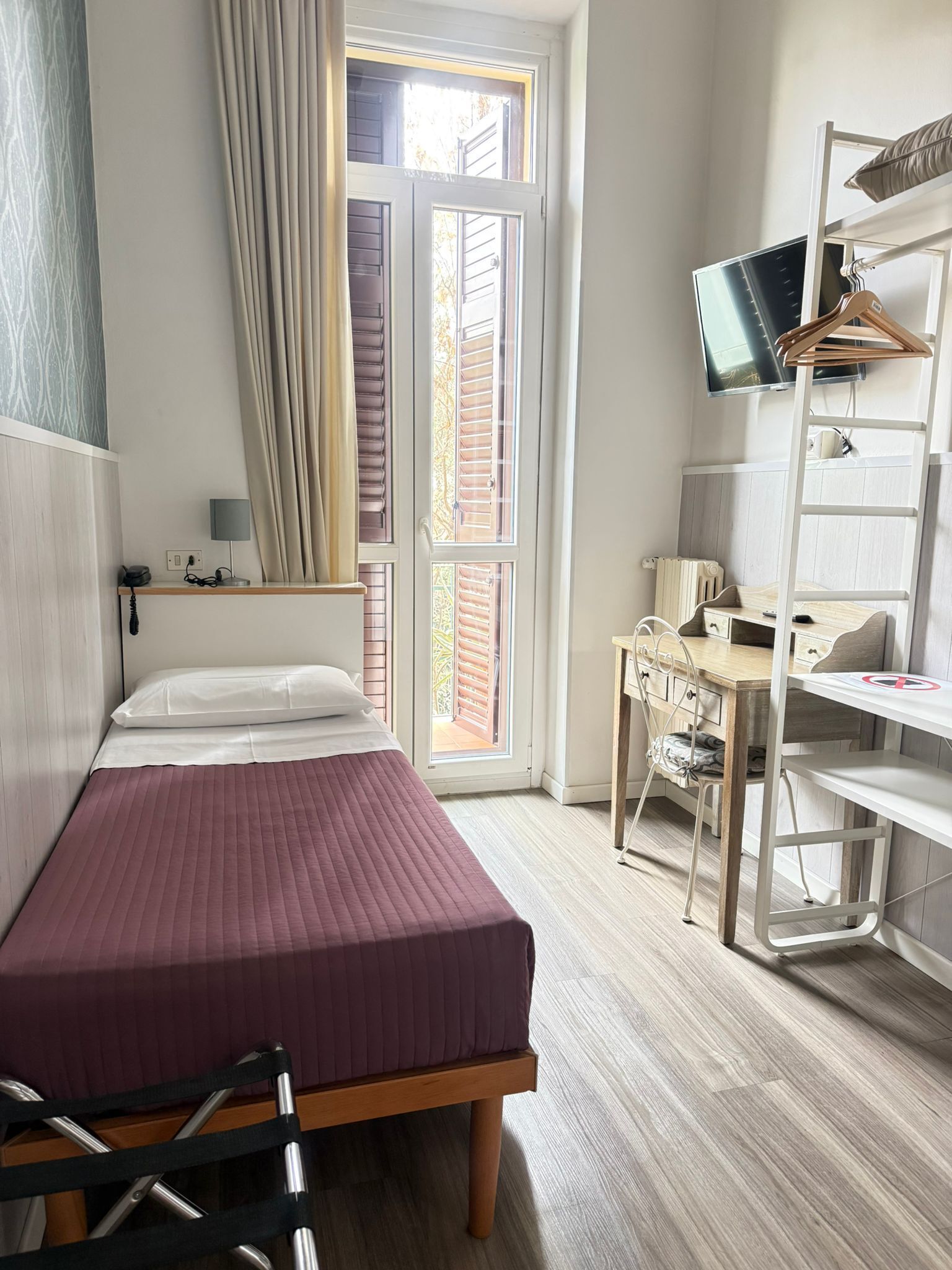 Single Room | Desk, laptop workspace, blackout drapes, free WiFi