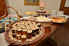 Se ofrece un desayuno bufé todos los días (por un coste adicional)