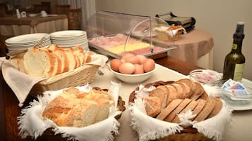 Tägliches Frühstücksbuffet (7.00 EUR pro Person)