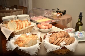 Colazione a buffet, servita tutte le mattine (7.00 EUR a persona)