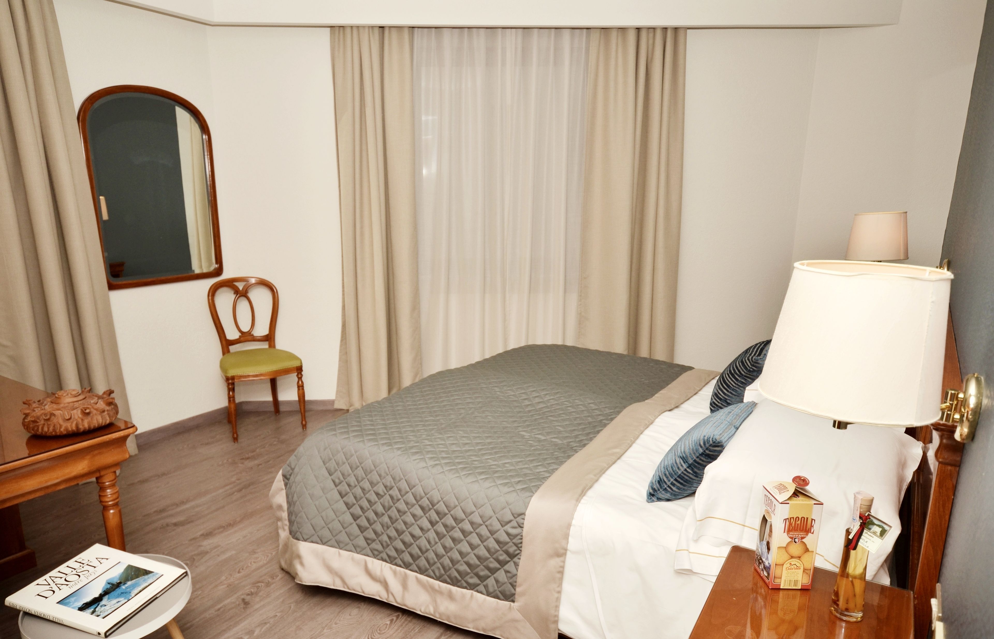 Camera Standard con letto matrimoniale o 2 letti singoli | Minibar, una scrivania, tende oscuranti, ferro/asse da stiro