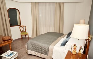 Minibar, desk, blackout drapes, iron/ironing board - Hotel Diana Jardin et Spa (Pollein)
