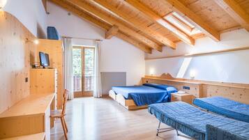 Vierbettzimmer | Zimmersafe, Schreibtisch, Babybetten, Zustellbetten