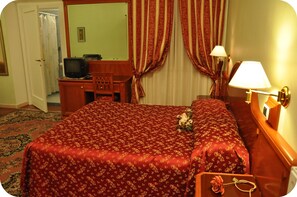 Betten mit Memory-Foam-Matratzen, Schreibtisch, Verdunkelungsvorhänge