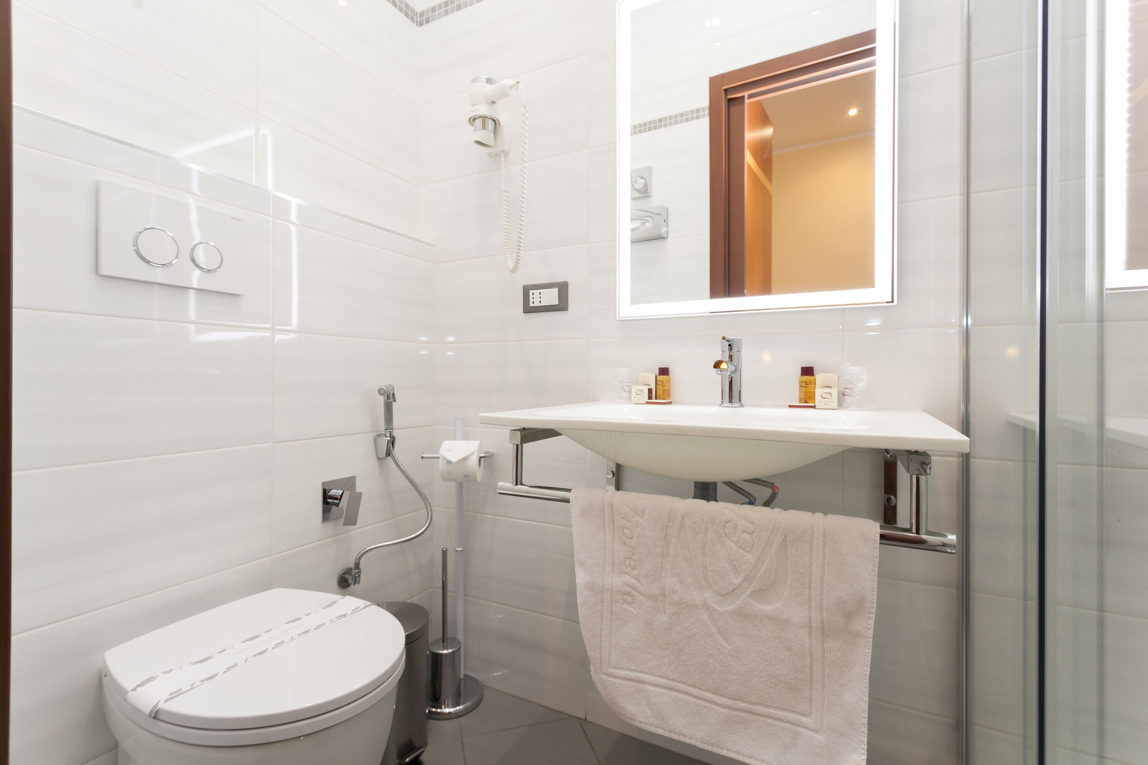 Regadera, amenidades de baño gratuitas, secadora de cabello, toallas 