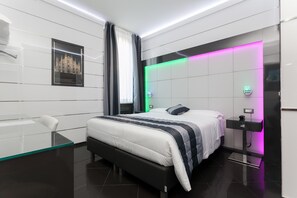 Literie de qualité supérieure, bureau, rideaux occultants