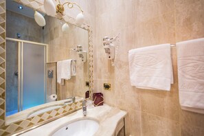 Shower, free toiletries, hair dryer, towels - Hotel Fiorella Milano (Milan)