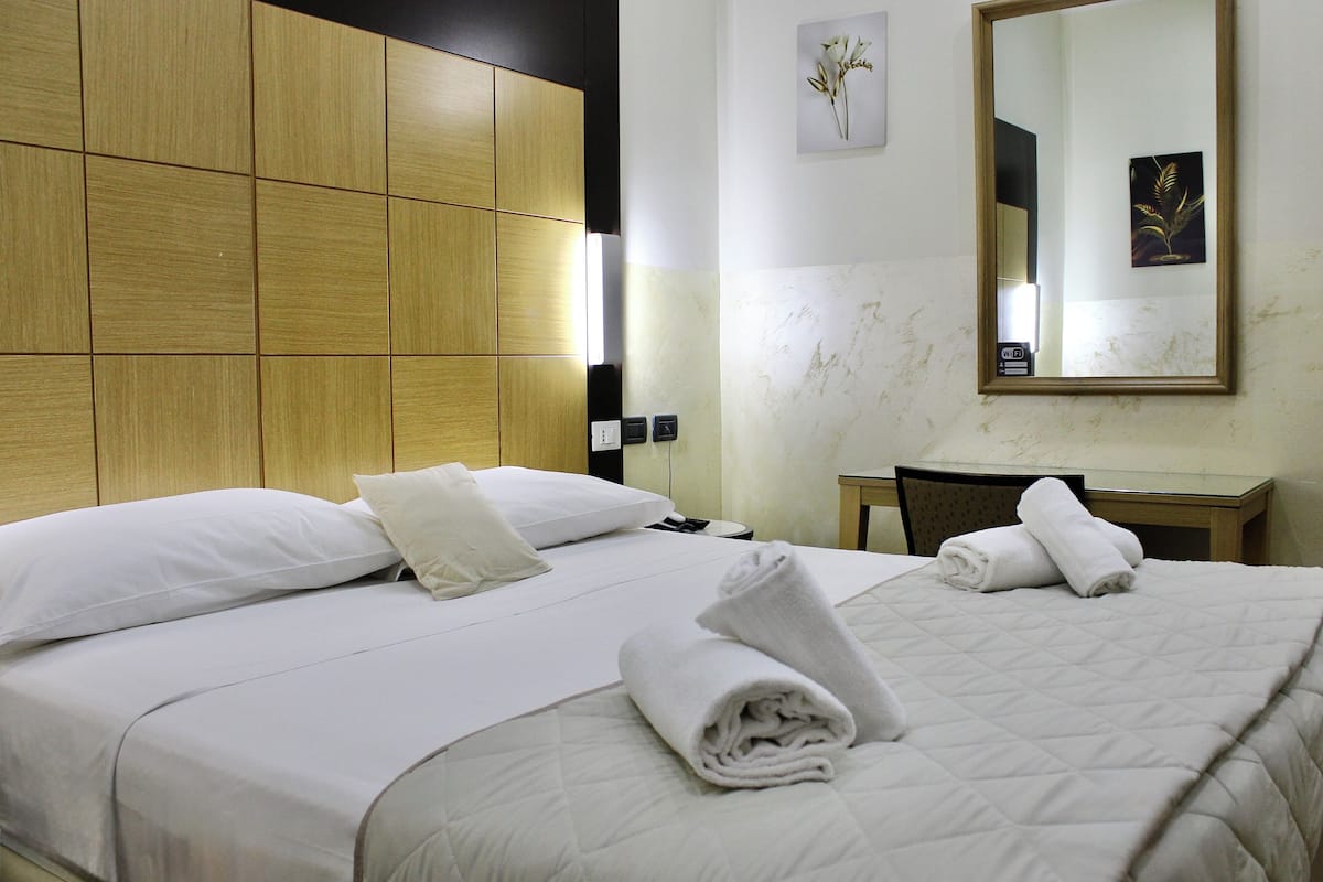 Kahden hengen classic-huone (yksi tai kaksi sänkyä) | Ylelliset vuodevaatteet, työpöytä, pimennysverhot, äänieristys