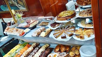Tägliches Frühstücksbuffet (10 EUR pro Person)