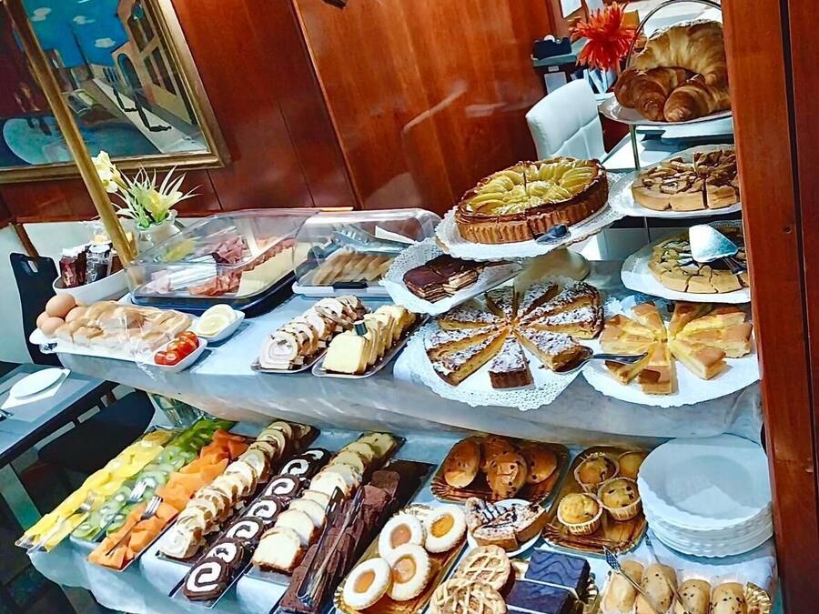 Tägliches Frühstücksbuffet gegen Gebühr