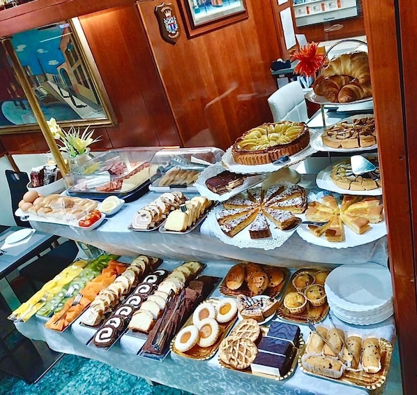 Tägliches Frühstücksbuffet (10 EUR pro Person)