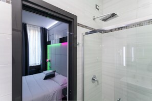 Kamar Double atau Twin Superior | Seprai premium, meja kerja, tirai kedap cahaya, dan kedap suara