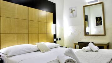 Habitación clásica con 1 cama matrimonial o 2 individuales | Ropa de cama de alta calidad, escritorio y cortinas blackout