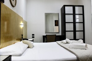 Kamar Double atau Twin Klasik | Seprai premium, meja kerja, tirai kedap cahaya, dan kedap suara