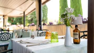 Frühstück, Mittagessen, Abendessen, lokale Küche