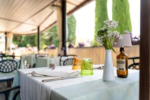 Petit déjeuner et déjeuner servis sur place, spécialités Cuisine locale