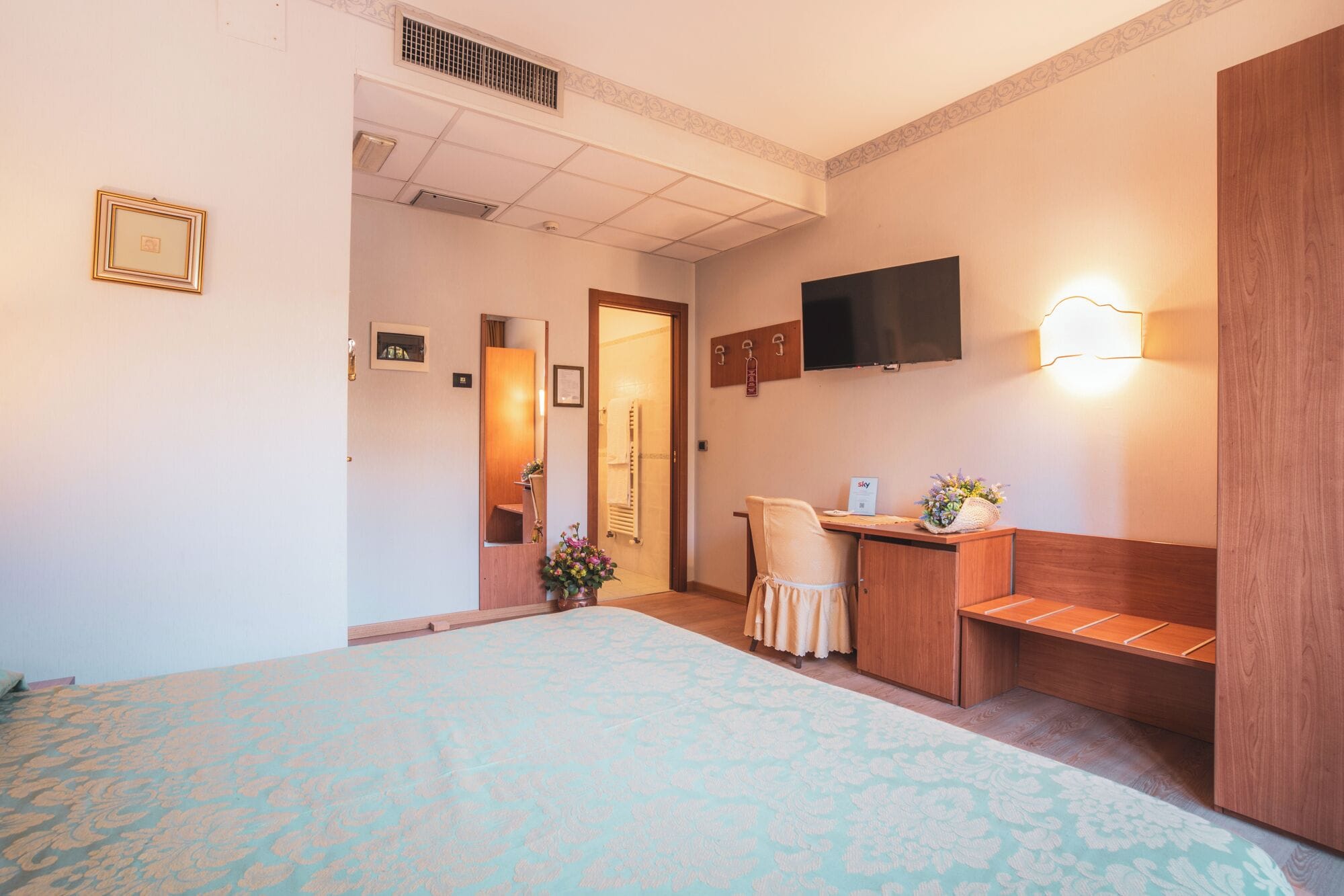 Camera doppia | Una cassaforte in camera, una scrivania, tende oscuranti