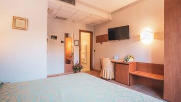 Camera doppia | Una cassaforte in camera, una scrivania, tende oscuranti