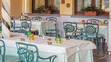 Breakfast, lunch, dinner served; local cuisine