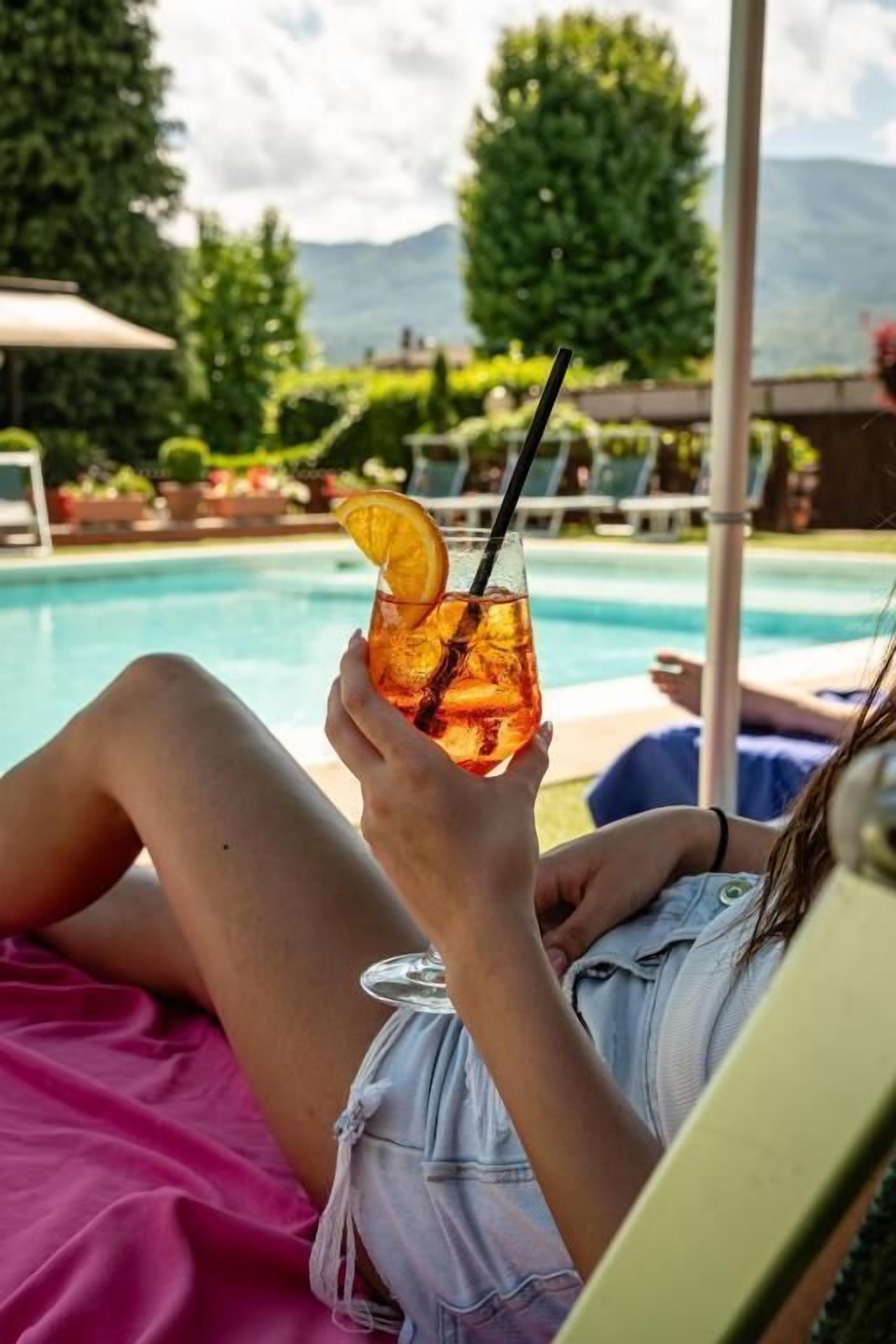 Piscina stagionale all'aperto, ombrelloni da piscina, lettini