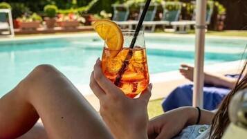 Piscina stagionale all'aperto, ombrelloni da piscina, lettini