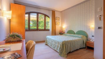 Quarto casal | Escrivaninha, espaço de trabalho para notebook, cortinas blackout