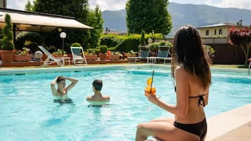Piscina stagionale all'aperto, ombrelloni da piscina, lettini