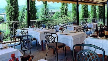 Breakfast, lunch, dinner served; local cuisine
