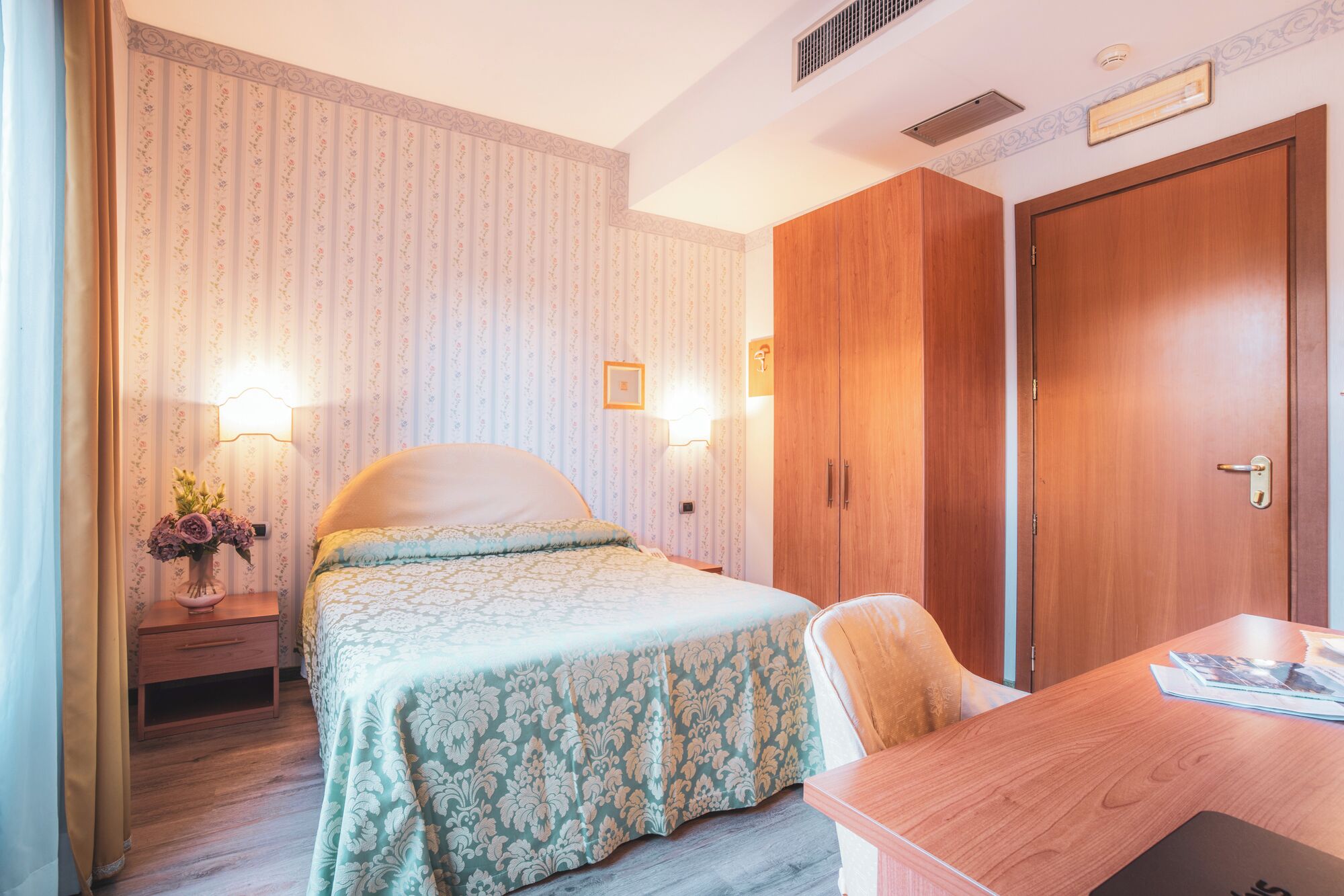 Habitación individual | Caja de seguridad en la habitación, escritorio y cortinas blackout 