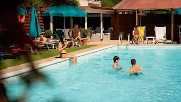 Piscina externa sazonal, guarda-sóis, espreguiçadeiras