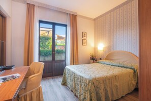 Camera singola | Una scrivania, postazione laptop, tende oscuranti, insonorizzazione