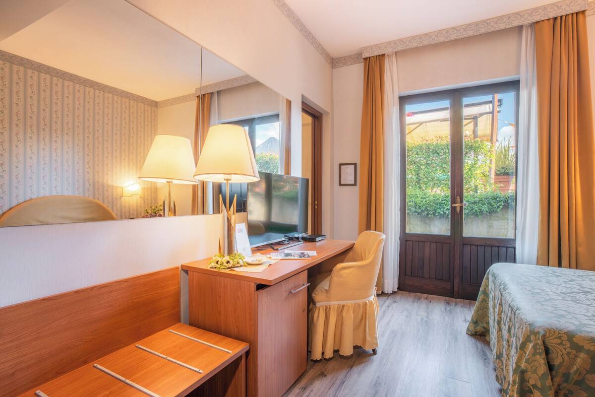 Single Room | Desk, laptop workspace, blackout drapes, soundproofing