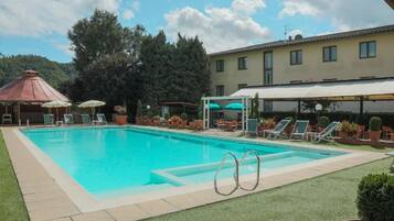 Außenpool (je nach Saison geöffnet), Sonnenschirme, Liegestühle