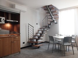 舒适开间套房 (no elevator) | 起居区 | 液晶电视