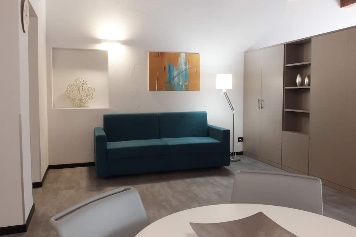 Family Studio Suite (no elevator) | Living area