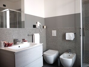 Studio Suite (no elevator) | Bathroom | Shower, free toiletries, hair dryer, bidet - Residence Carlton (Ferrara)