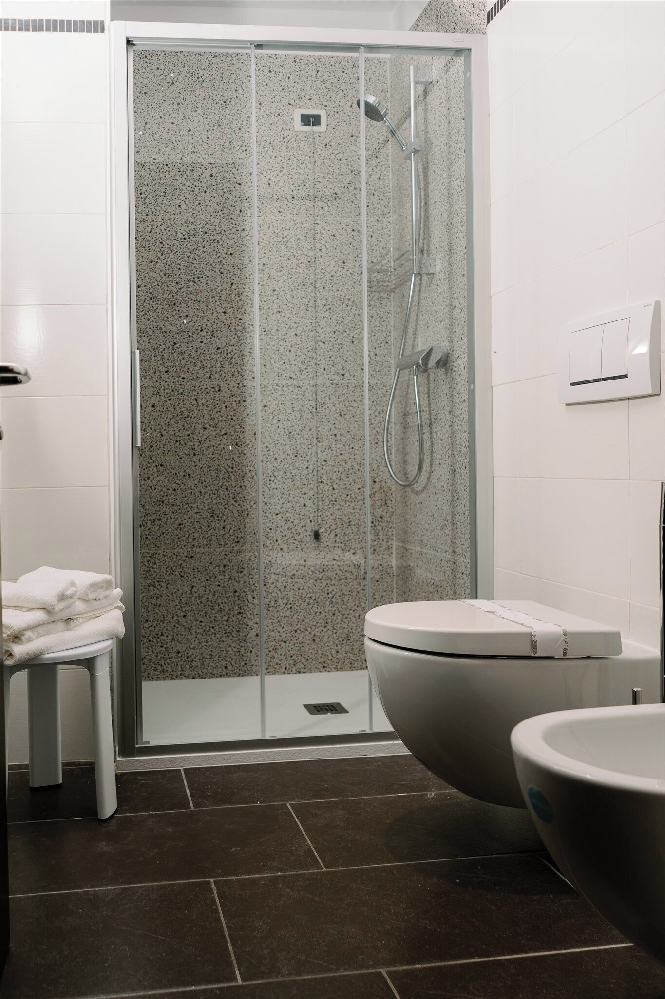 Apartment (2 people) | Bathroom | Shower, free toiletries, hair dryer, bidet