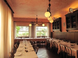 Petit déjeuner, déjeuner, dîner et brunch servis sur place