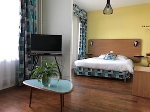 Hochwertige Bettwaren, Schreibtisch, Verdunkelungsvorhänge